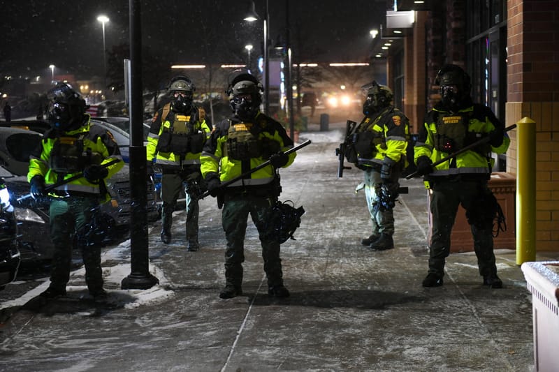 Policja w Minnesocie. (fot. PAP/EPA/CRAIG LASSIG)
