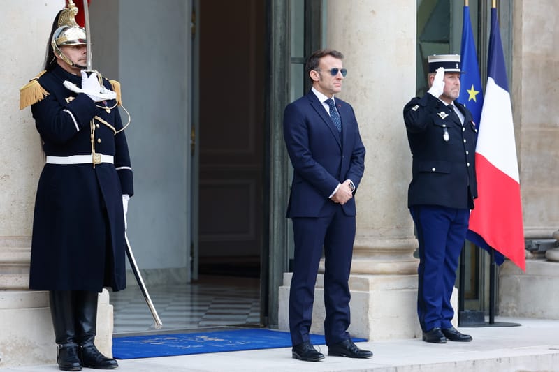 Prezydent Francji Emmanuel Macron oczekujący na przybycie premier Danii i premiera Grenlandii. Fot. PAP/EPA/Mohammed Badra