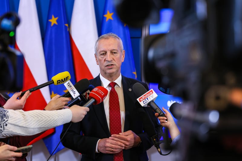 Rzecznik ministra koordynatora służb specjalnych Jacek Dobrzyński podczas wypowiedzi dla mediów w KPRM w Warszawie. Fot. PAP/Paweł Supernak