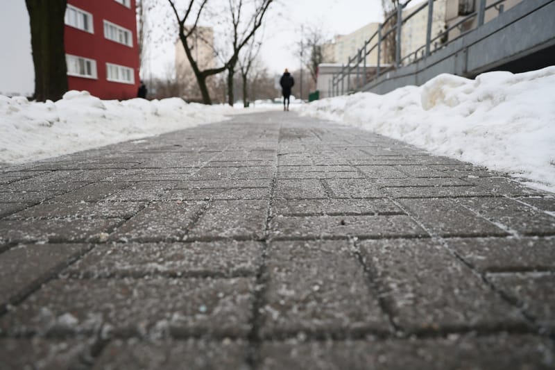 Gołoledź na chodniku (fot. Anita Walczewska/East News)