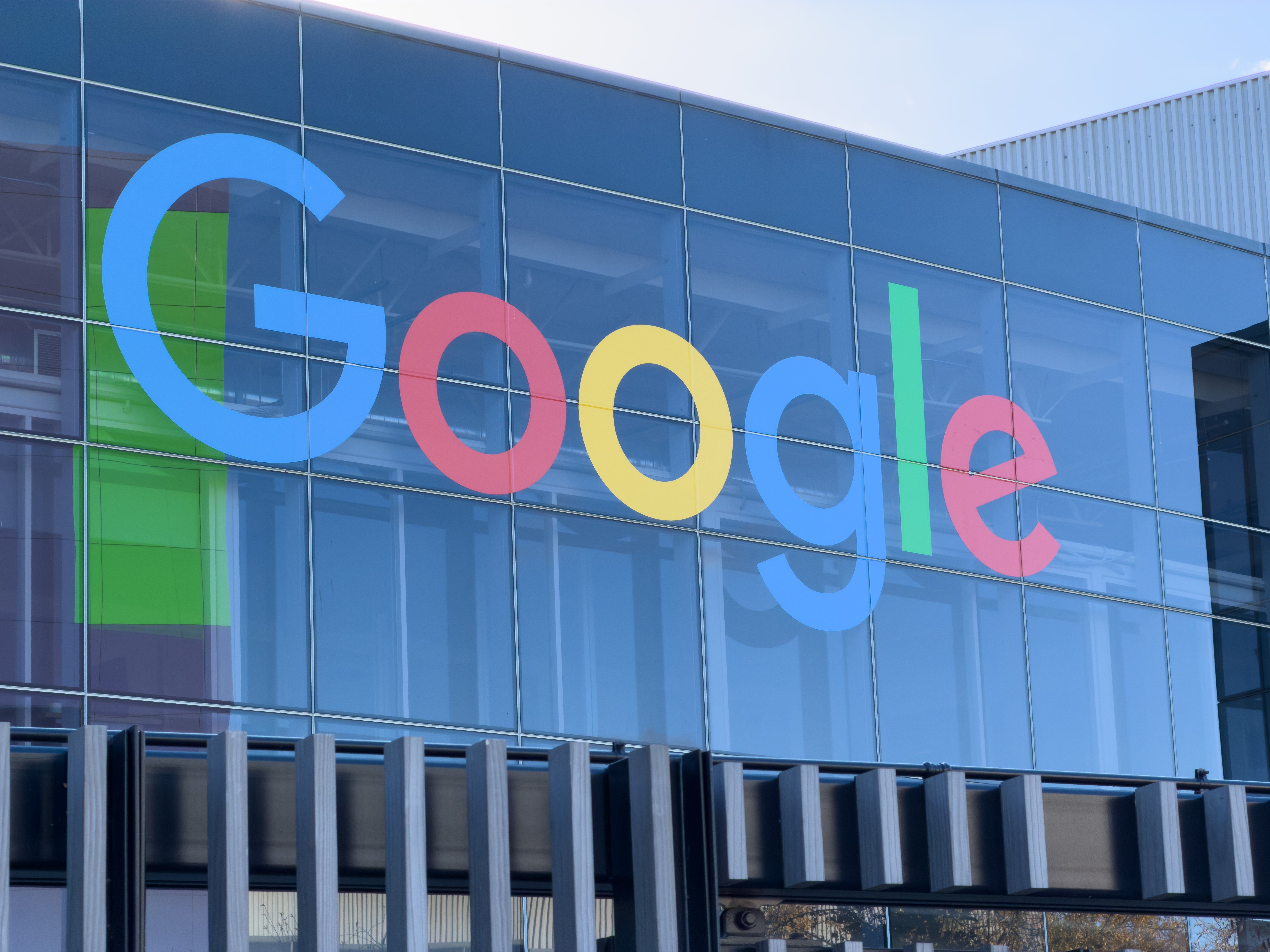 Sąd w Niemczech uznał odpowiedzialność Google za treści generowane przez AI