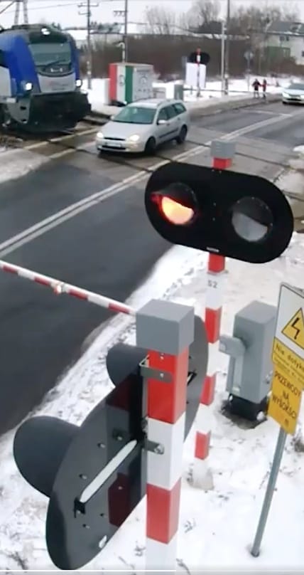 Pociąg rozbił mu samochód w drobny mak. Inny pociąg uznał, że trzeba jeszcze poprawić