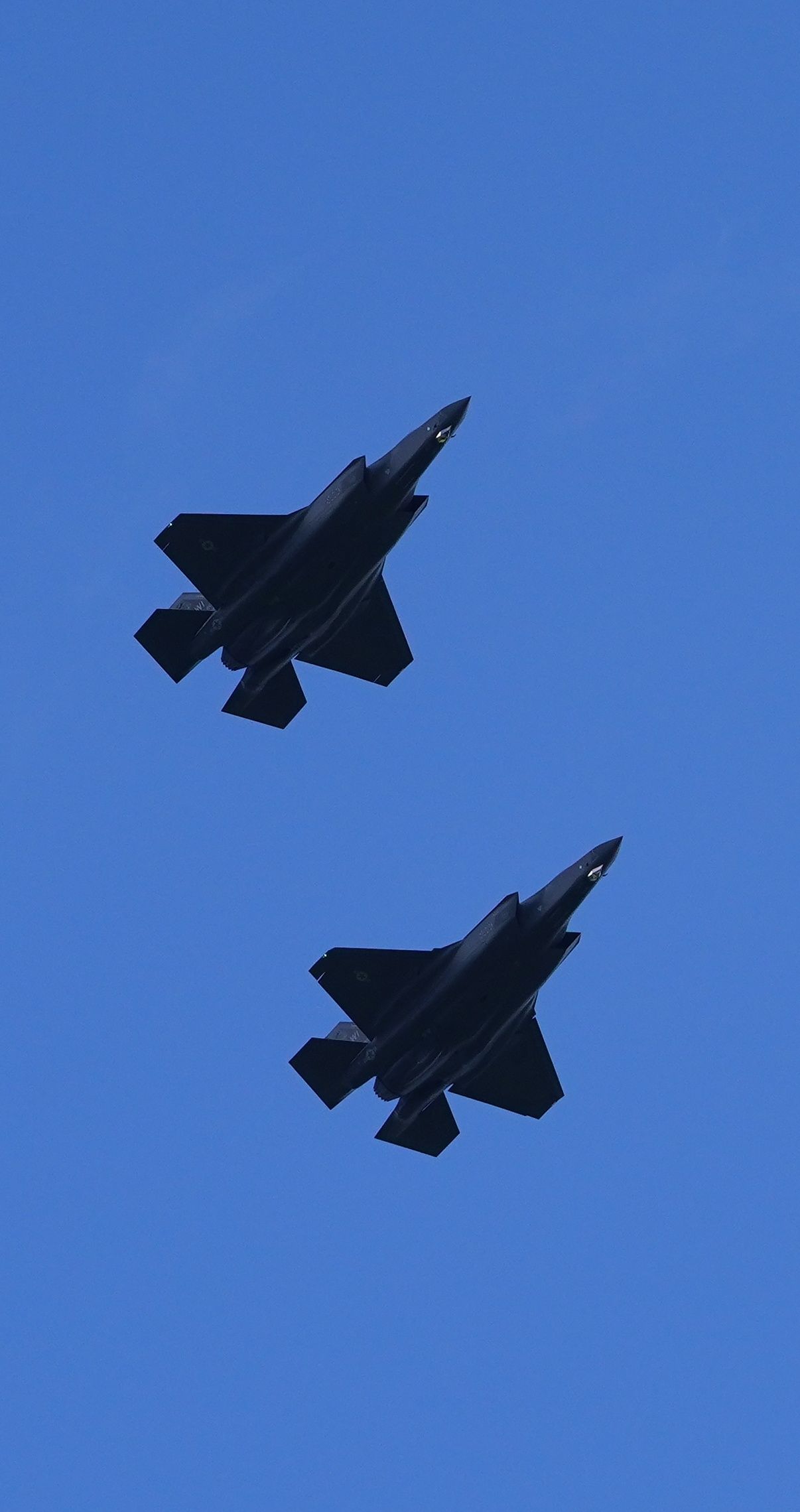 Kilkadziesiąt F-35, F-22 i F-16 zmierza w stronę Iranu. "Trump zbliża się do wojny"