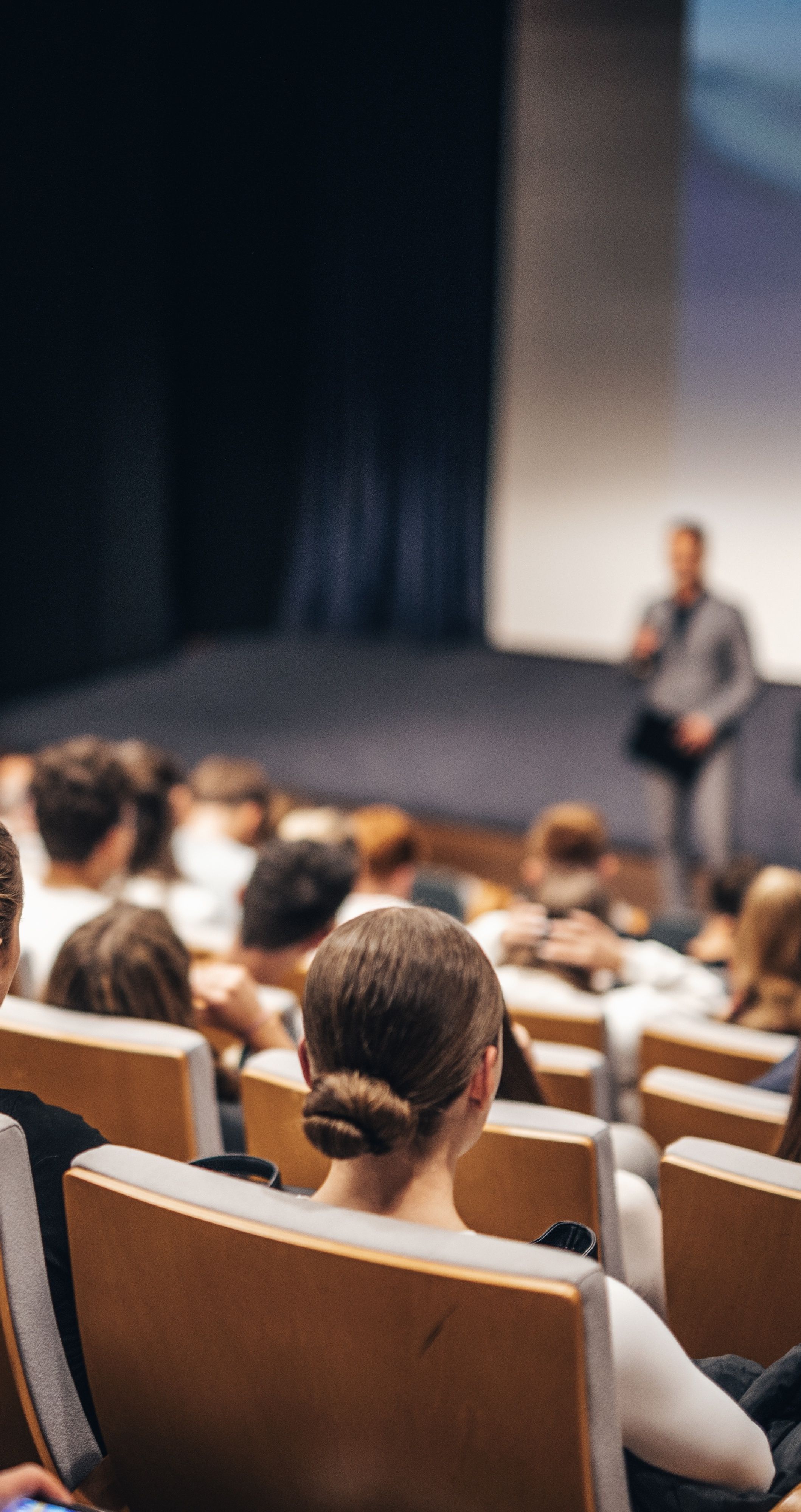 Dyplom w godzinę i "automatyzacja sprzedaży". Ostry raport o wrocławskiej uczelni