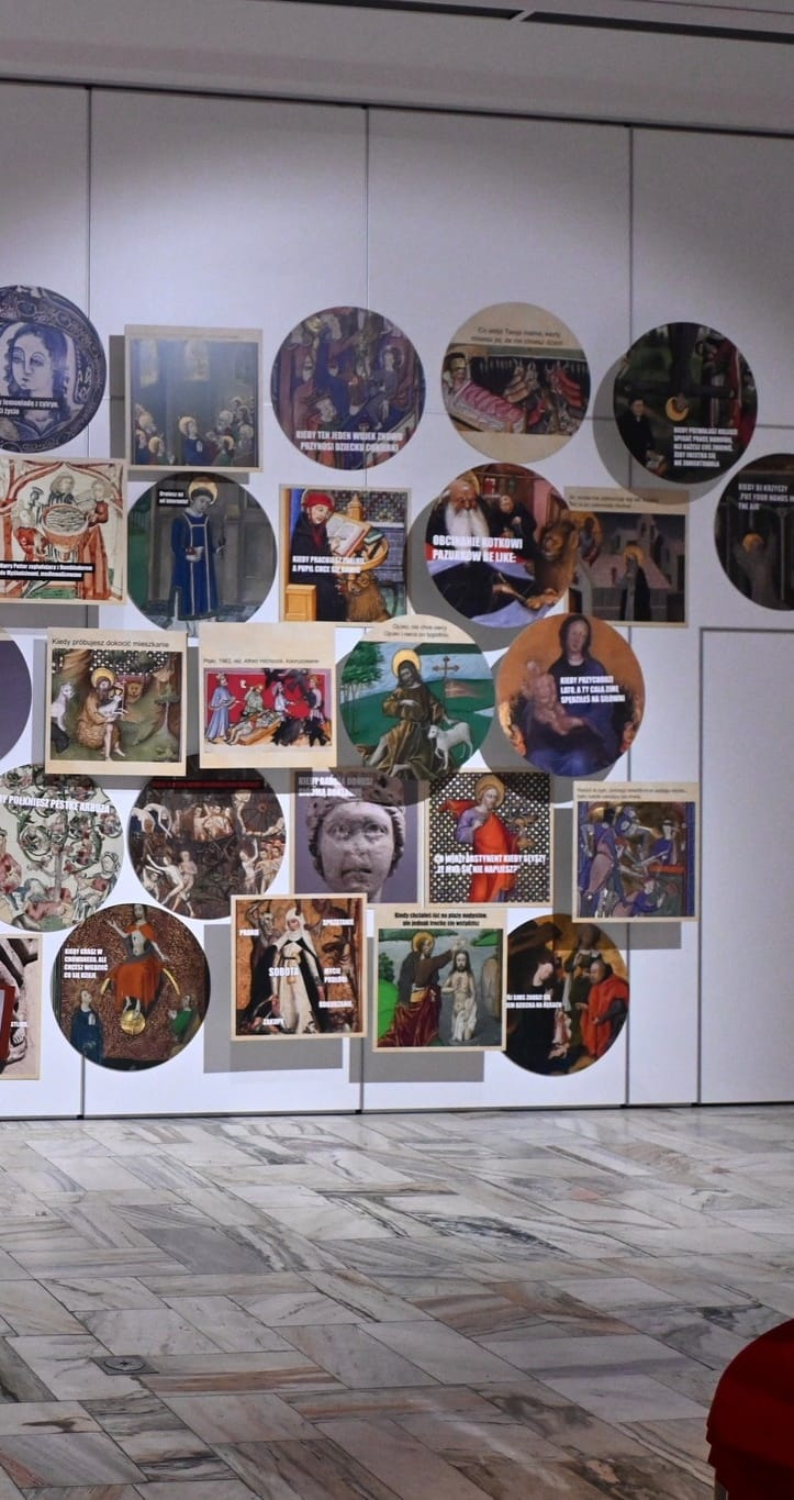 Afera wokół memów z Jezusem na wystawie w Gnieźnie. Muzeum tłumaczy zamieszanie