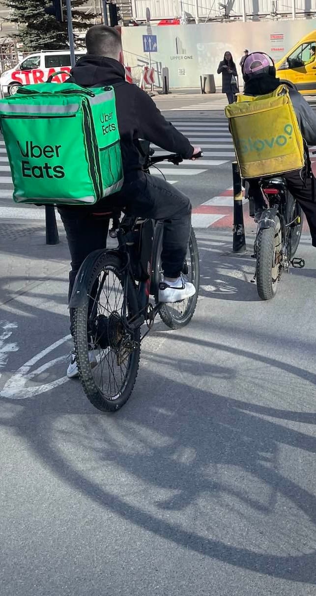 Nielegalne pojazdy opanowały drogi rowerowe w centrum Warszawy. W innych miastach nie jest lepiej