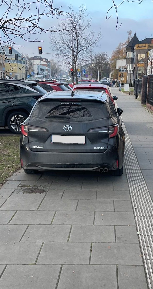 Celebryci wożąc dzieci do szkoły zamieniają się w potwory. Rozjadą wszystko i wszystkich