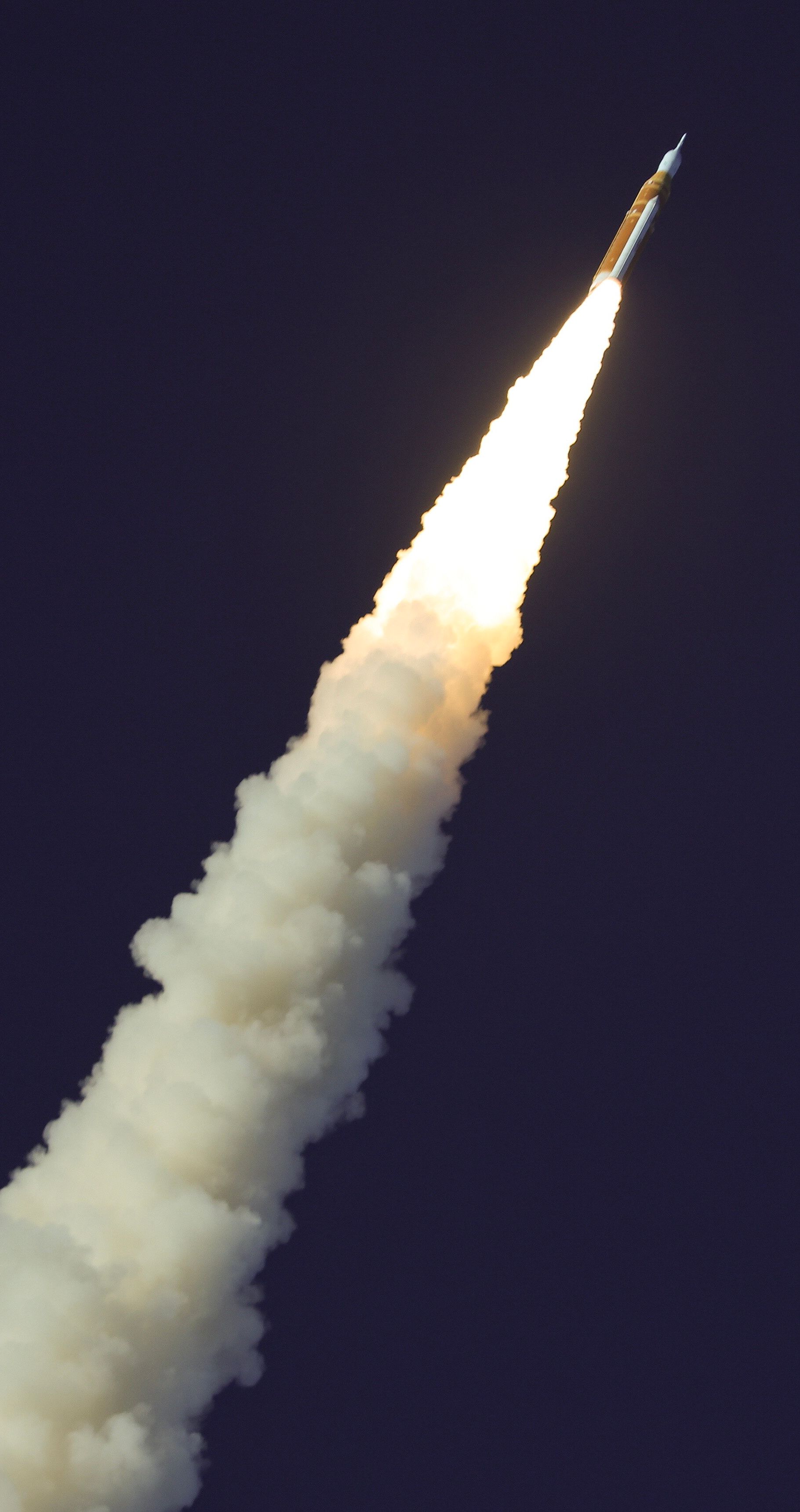 Start misji Artemis II na Księżyc nagrany z okna samolotu