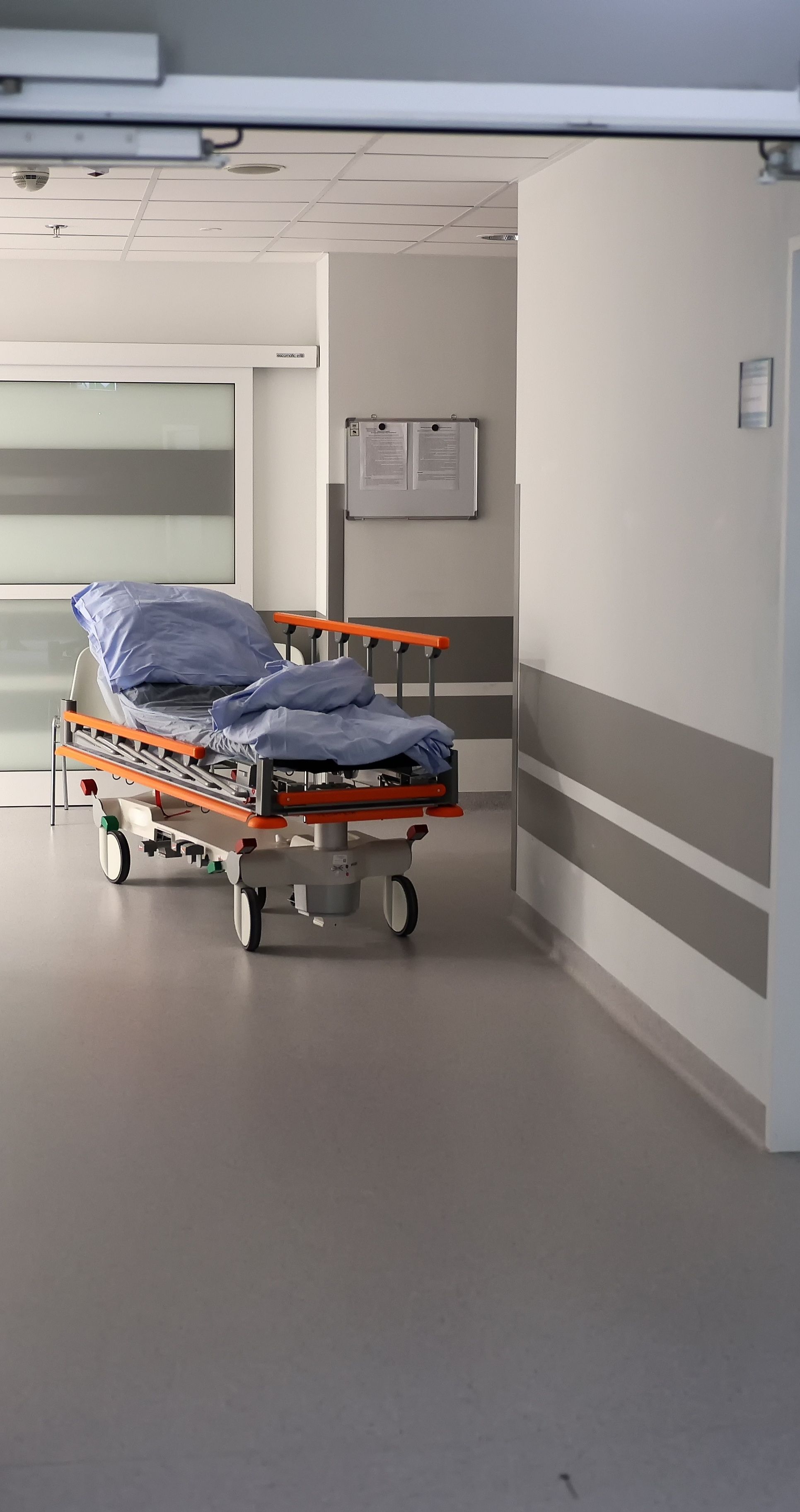 Kontrowersje w publicznym szpitalu. Zabieg członka rodziny senatora bez kolejki?