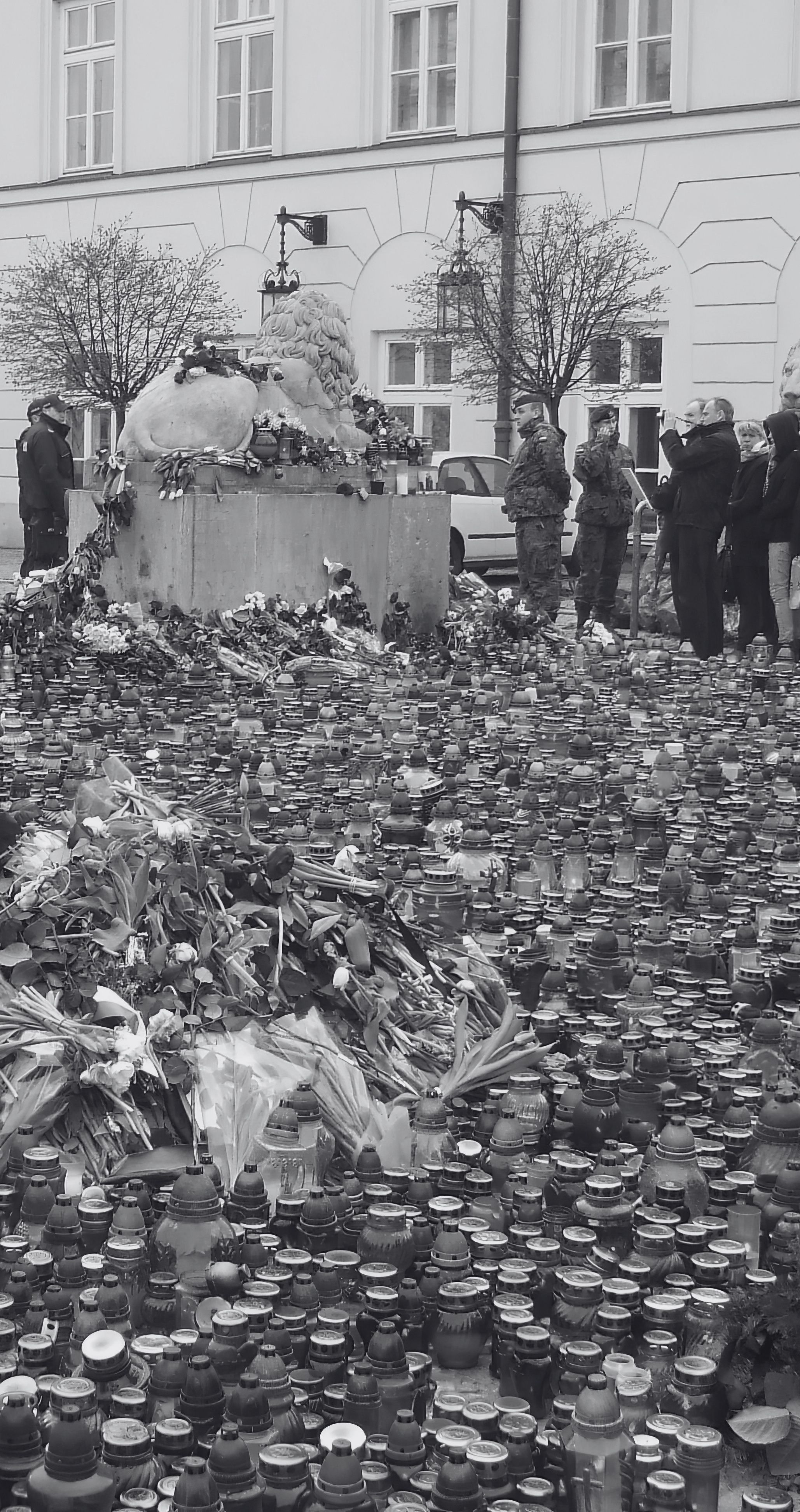 Nie kwestionuję wspomnień o Smoleńsku. Mają szarą barwę