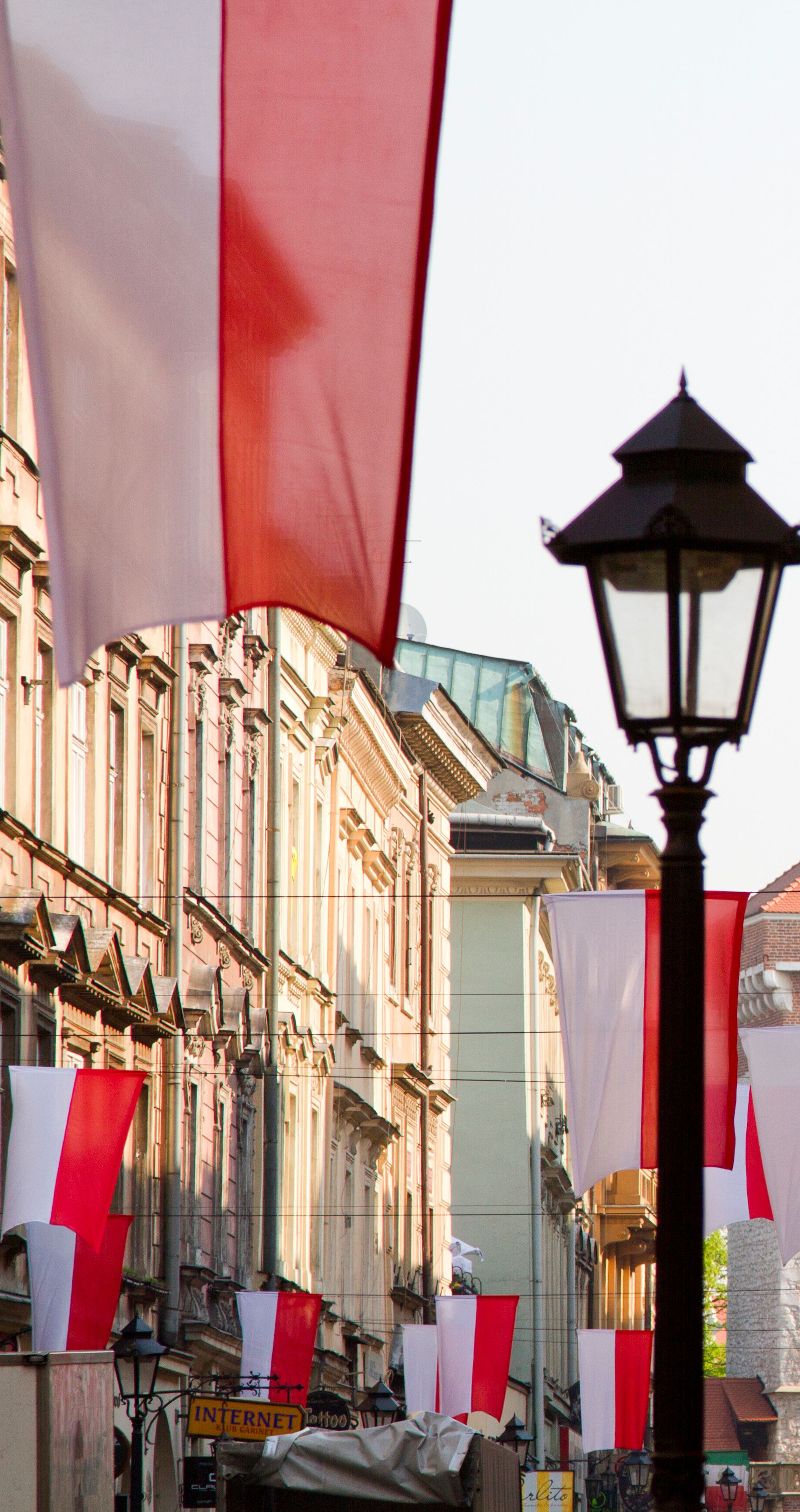Najpełniej pamiętam gęstą, poruszającą i na chwilę jednoczącą naród ciszę