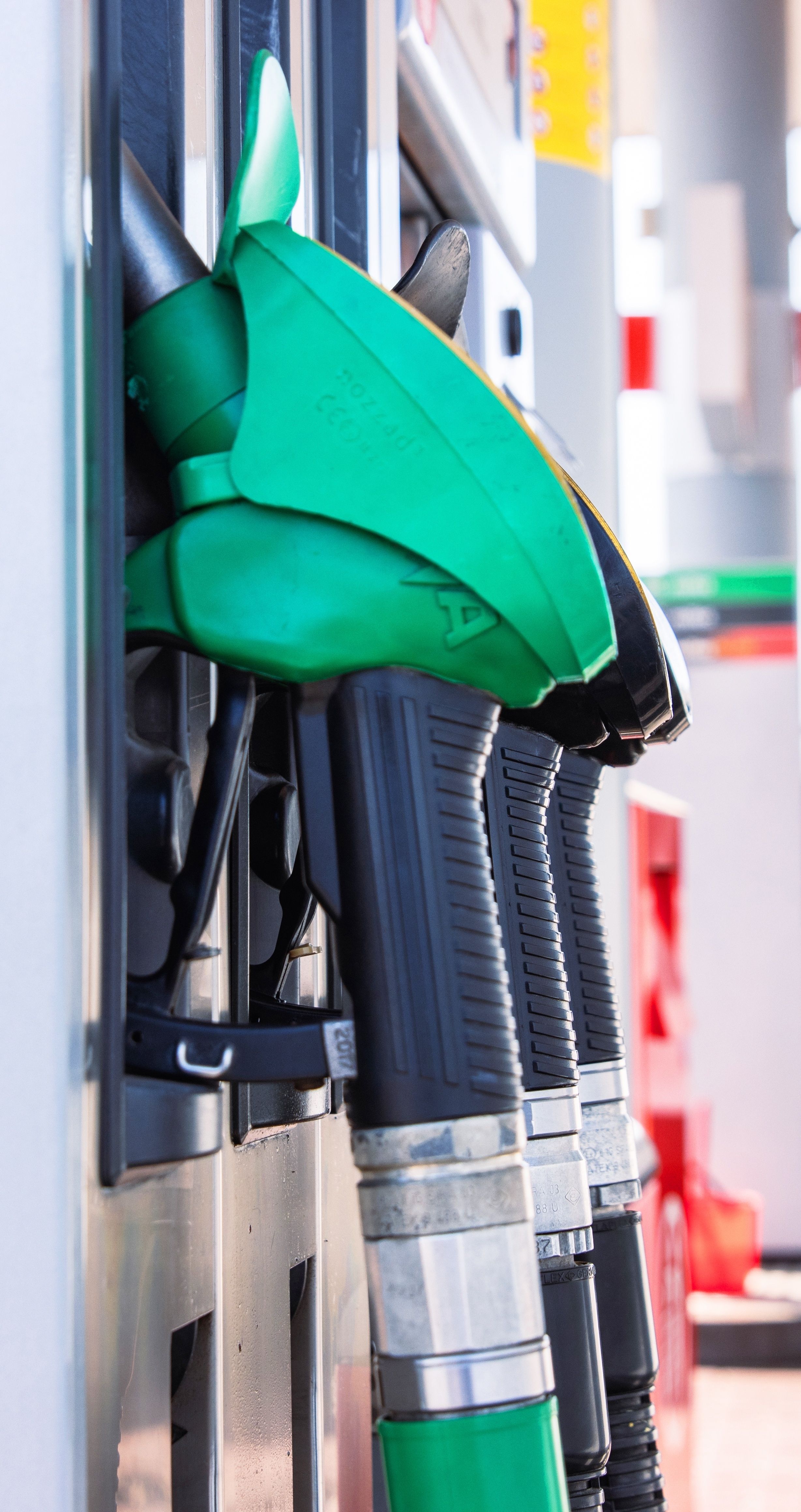Ceny paliw na weekend: benzyna tanieje, diesel drożeje