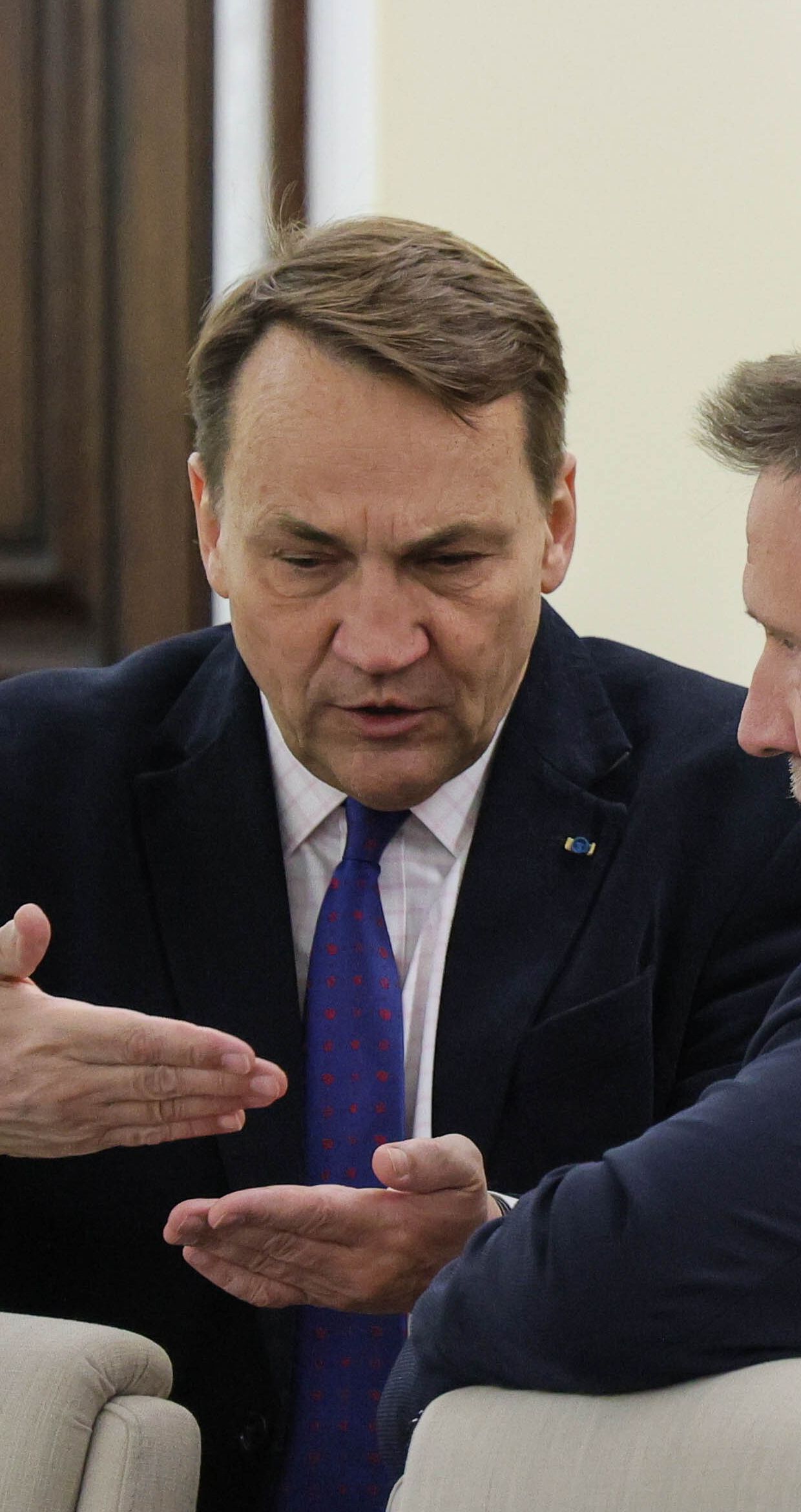 Zapytali Polaków o Sikorskiego. Różnica zdań minimalna