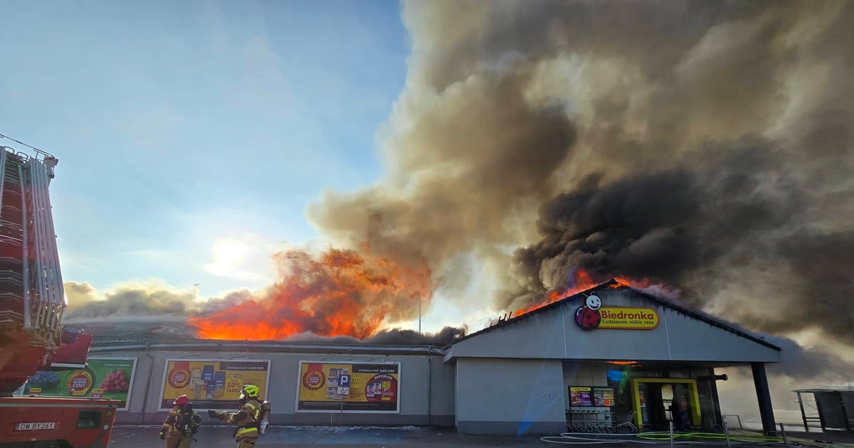Gigantyczny pożar w Biedronce w Polkowicach. Zawalił się dach, są poszkodowani