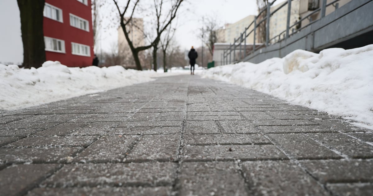 Śmiertelny wypadek podczas wynoszenia popiołu. Gołoledź zbiera tragiczne żniwo