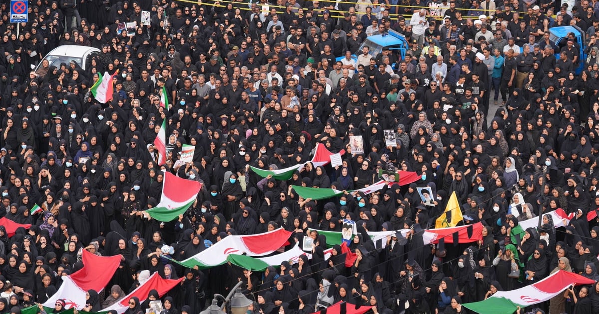 Masowa demonstracja jedności podczas pogrzebu w Minabie. Iran opłakuje śmierć zabitych uczennic