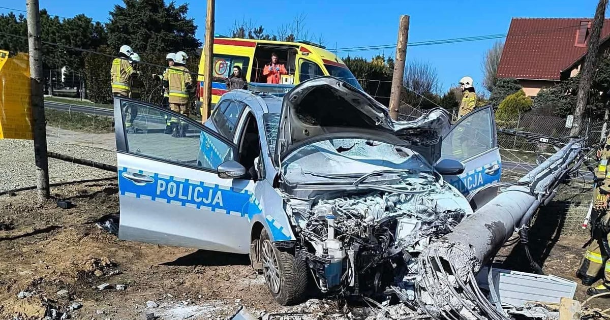 Radiowóz uderzył w przepust i słup. Poważny wypadek w Małopolsce