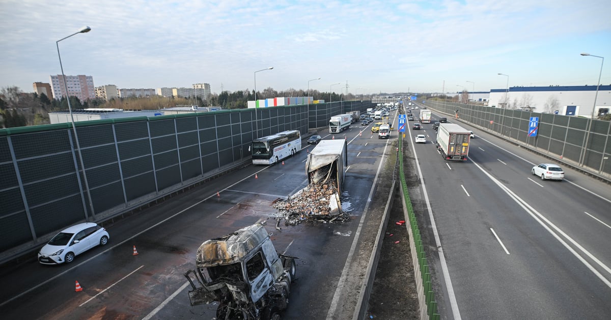 Nocny wypadek na A2. Najpierw wypadek, potem samozapłon podczas holowania