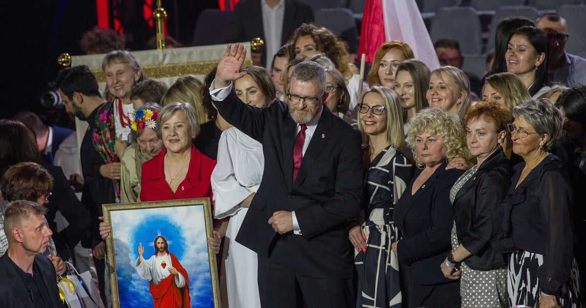 Najnowszy sondaż niekorzystny dla KO. PiS ma szansę na prawicową koalicję?
