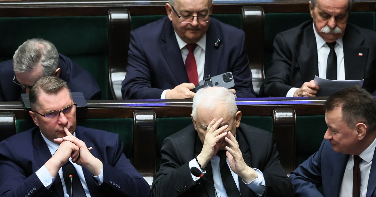 Chamskie uwagi wobec kobiet w Sejmie. Poseł PiS robił zdjęcia z "przyczajki"