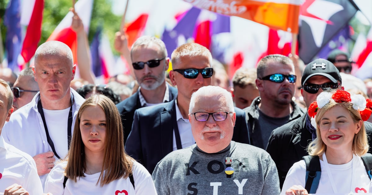 Wałęsa dał milion złotych, a tablicę zdemontowano. Były prezydent jest wściekły