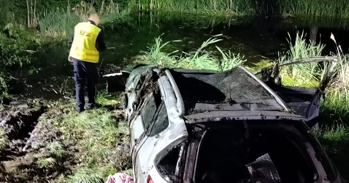 Auto runęło do bagna i dachowało. Horror pod Rypinem, są ofiary śmiertelne