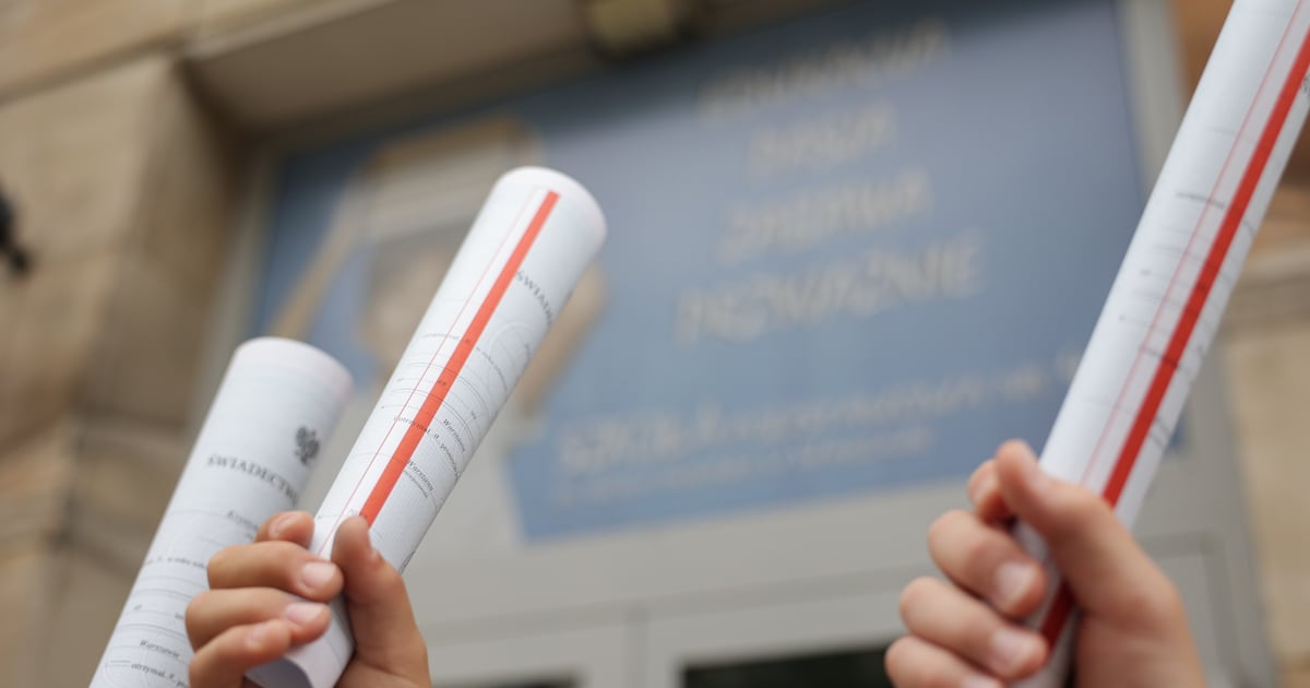 Awantura o czerwony pasek i lody. Polacy zdecydowanie o kontynuowaniu tradycji