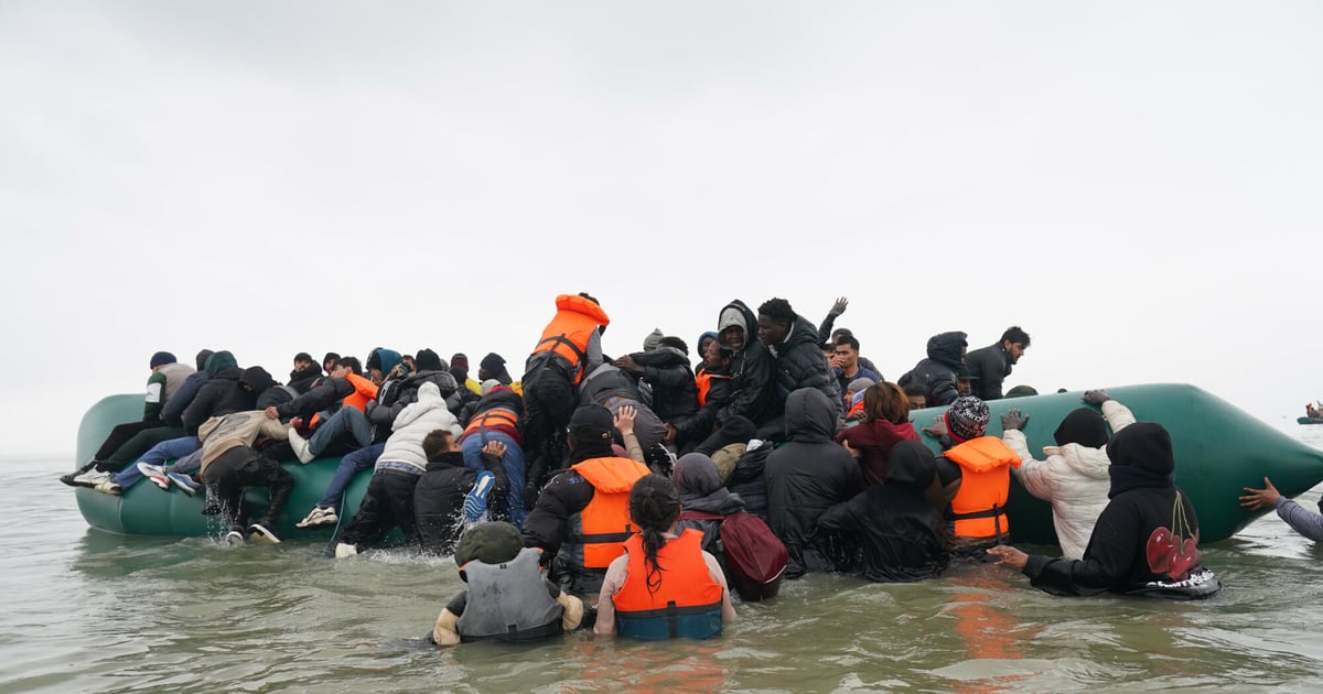 Kolejne łodzie z migrantami płynęły do Europy. Straż zatrzymała ponad 1000 osób