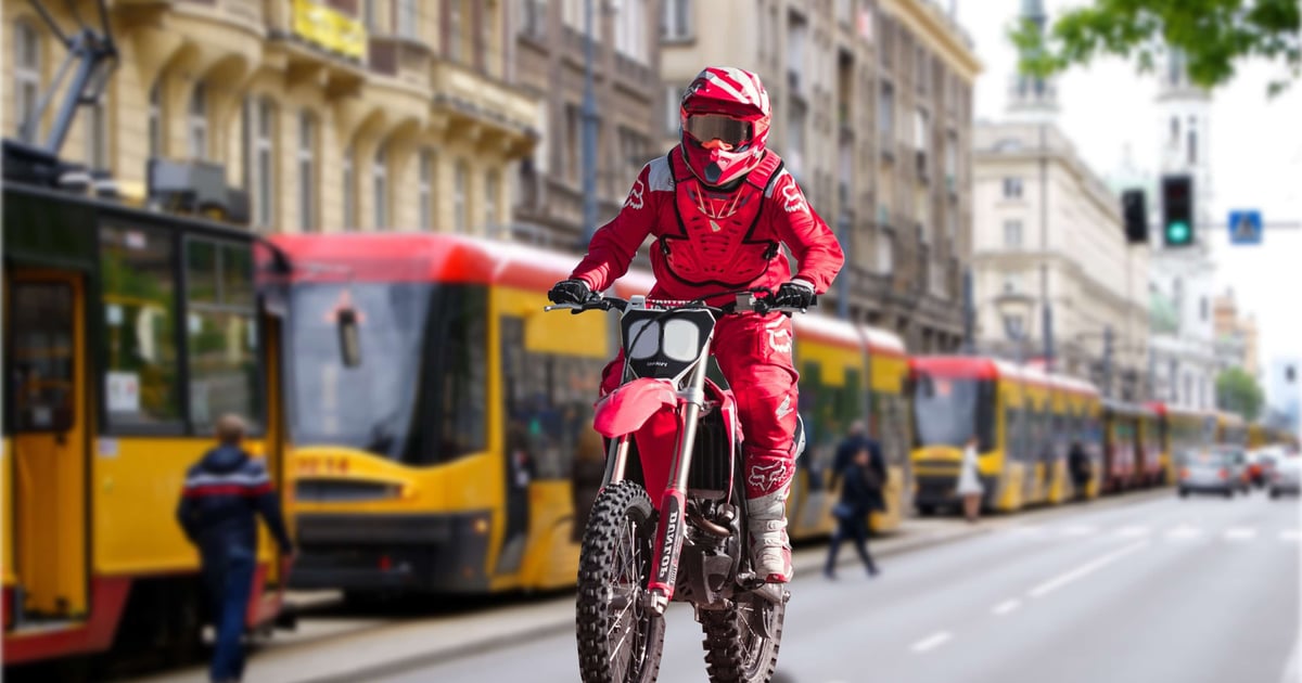 Elektromotocykliści terroryzują ulice. Nie kupuj swojemu dziecku takiej „zabawki”