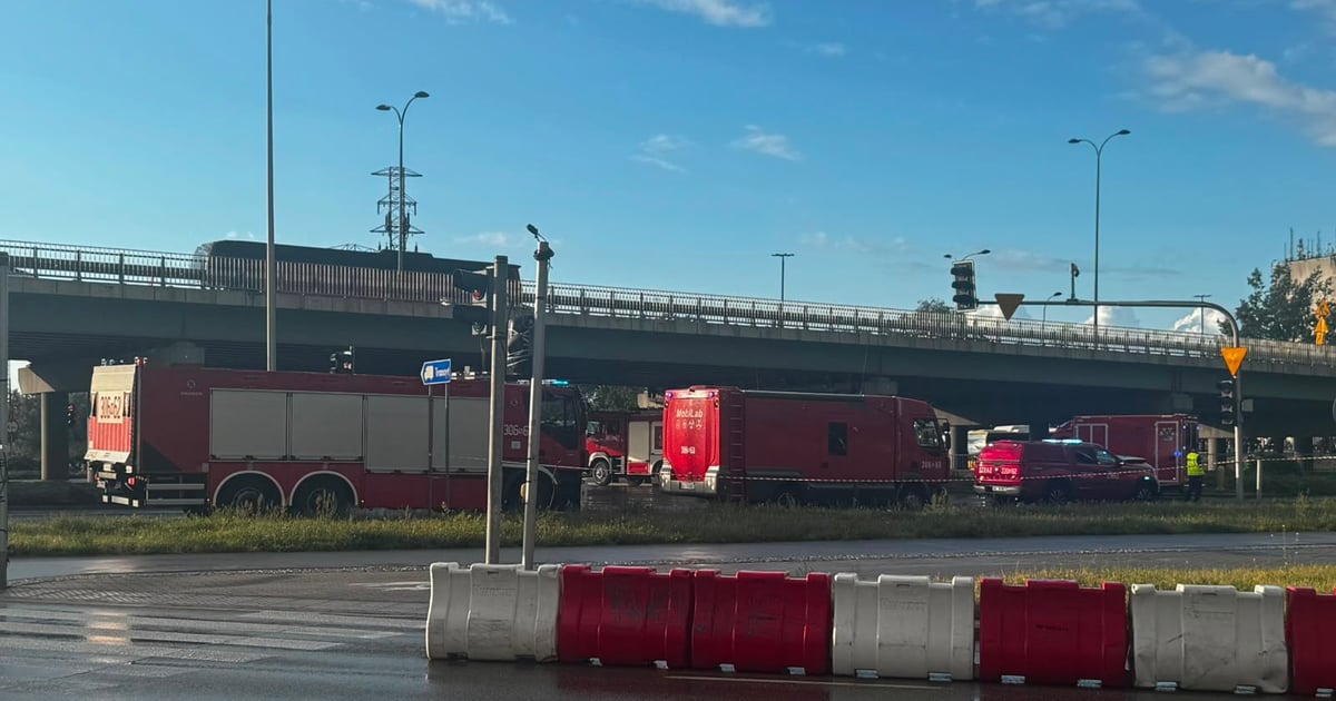 Warszawa. Groźny wypadek autobusu. Zniszczone samochody osobowe, są ranni