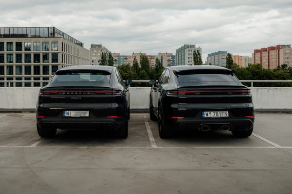 Porównanie dwóch Porsche Cayenne.