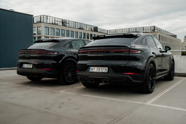Porównanie dwóch Porsche Cayenne.