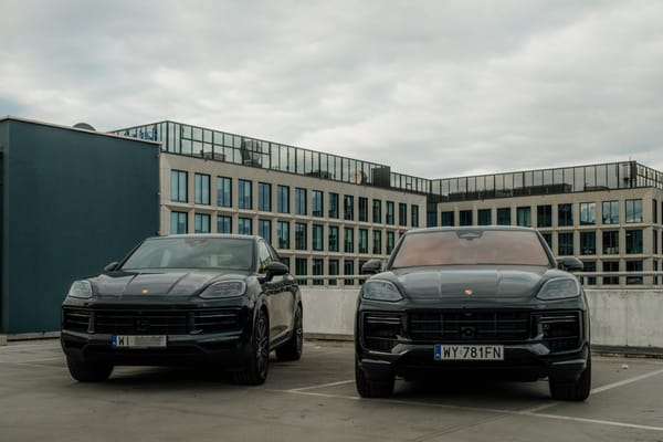 Porównanie dwóch Porsche Cayenne.