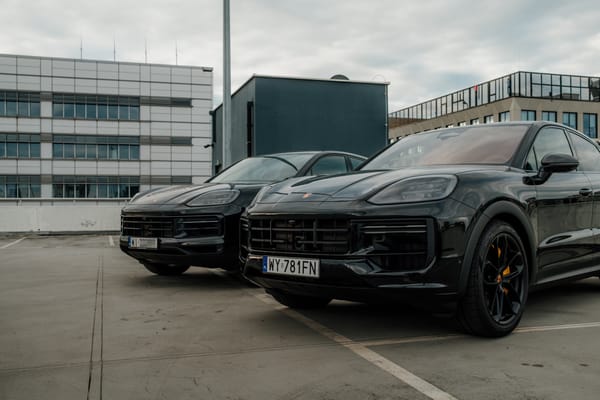 Porównanie dwóch Porsche Cayenne.