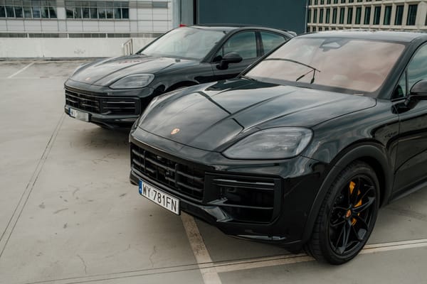 Porównanie dwóch Porsche Cayenne.