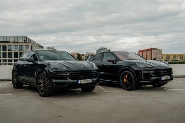Porównanie dwóch Porsche Cayenne.