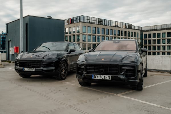 Porównanie dwóch Porsche Cayenne.