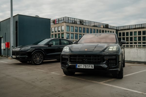 Porównanie dwóch Porsche Cayenne.