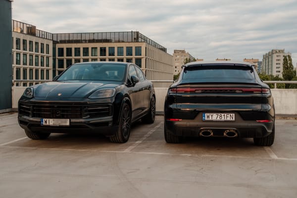 Porównanie dwóch Porsche Cayenne.