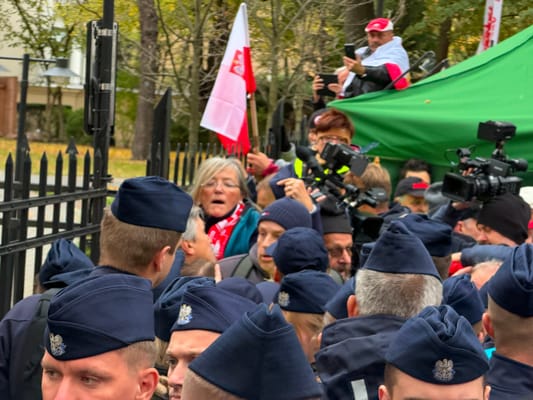Wojna o TK i ślubowanie Berka. Tłum walczy z policją