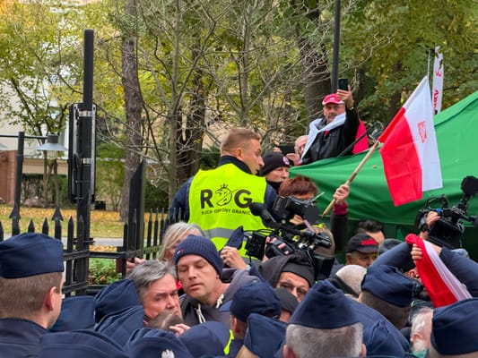 Berek ślubował w Sejmie. Przed TK policja pilnuje tłumu