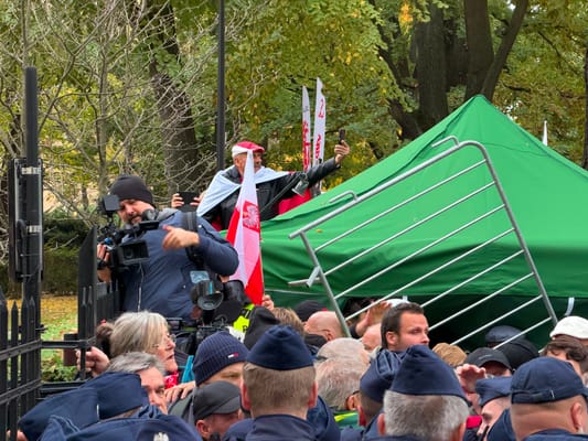 Wojna o TK i ślubowanie Berka. Tłum walczy z policją