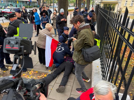 Wojna przed TK. Pogotowie zabierało ludzi z ulicy