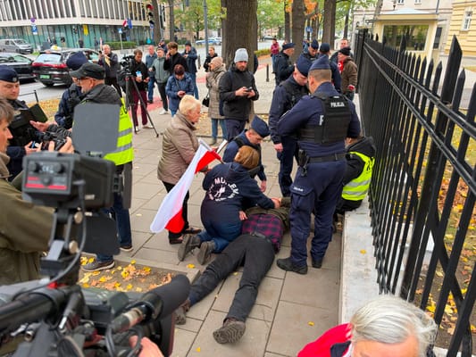 Wojna o TK i ślubowanie Berka. Tłum walczy z policją