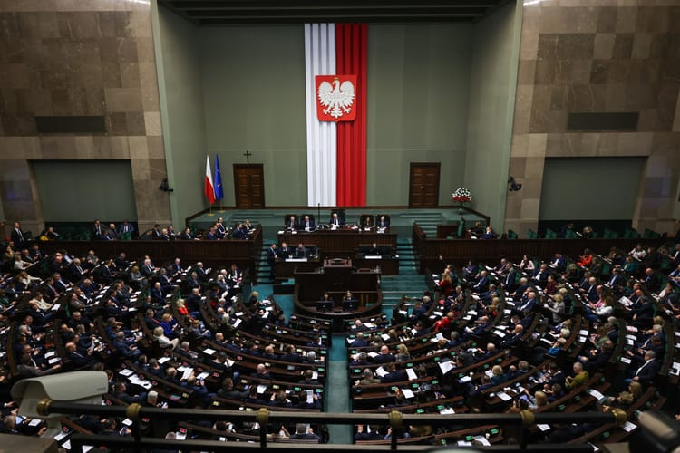 Posłowie na sali obrad Sejmu.