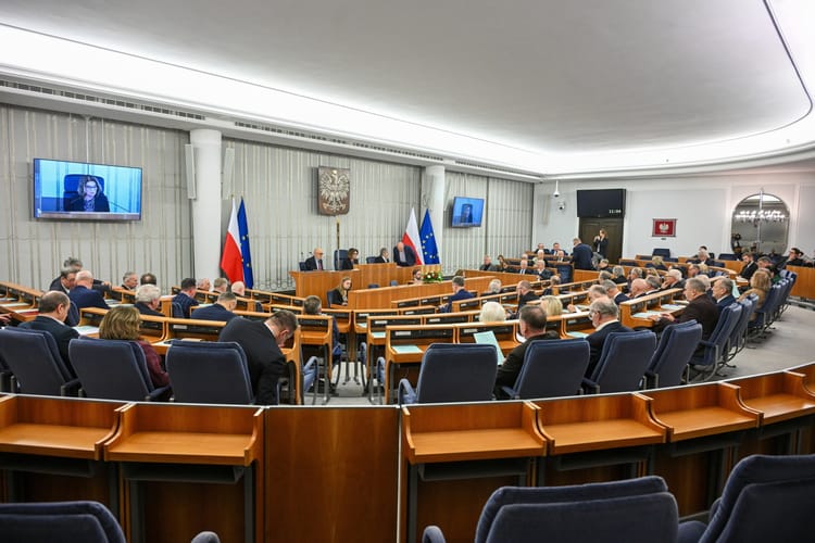 Senatorowie na sali obrad izby. Fot. PAP/Radek Pietruszka