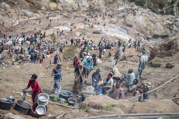 Górnicy w kopalni koltanu w Kongu.