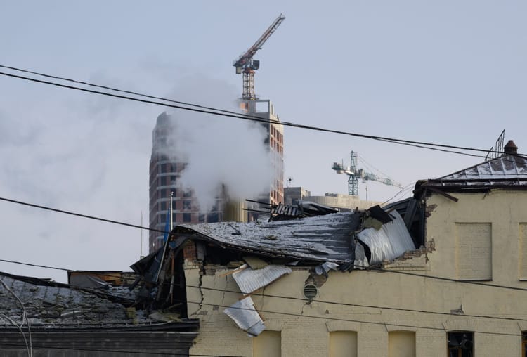Skutki rosyjskiego ataku na Kijów. (PAP/EPA/MAXYM MARUSENKO)