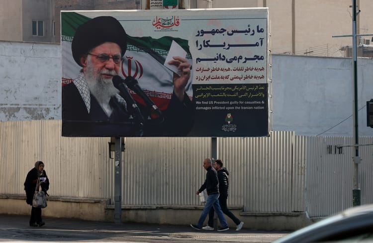 Ali Chamenei na billboardzie w Iranie. Fot. PAP/EPA/ABEDIN TAHERKENAREH