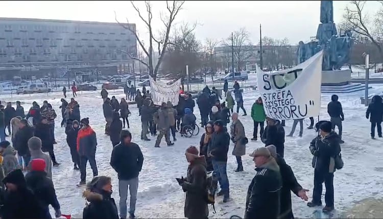 Zdjęcie z filmu pokazującego protest w Krakowie.